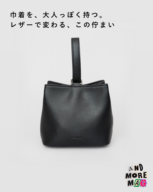 「巾着を、大人っぽく持つ。レザーで変わる、この佇まい」- REGiSTA